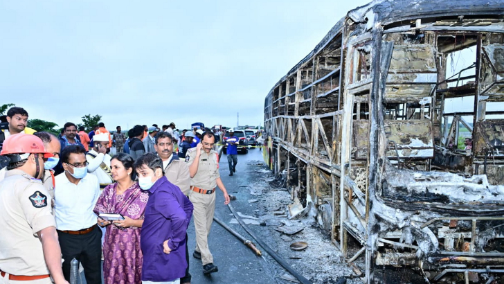 https://salarnews.in/public/uploads/images/newsimages/maannewsimage24102025_145426_Kurnool bus fire .png